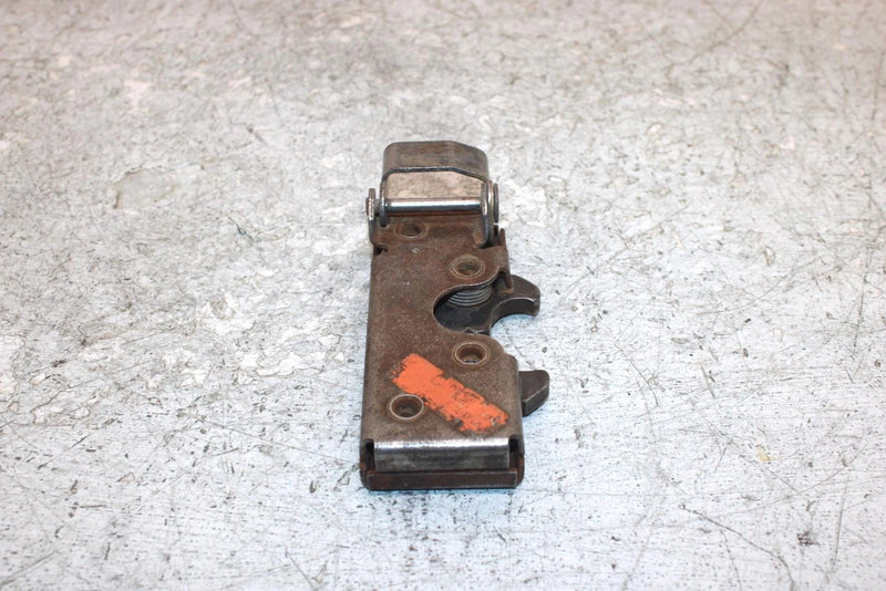 2006 Polaris Sportsman 500 Oem Passenger Seat Back Latch 7081325 AP186