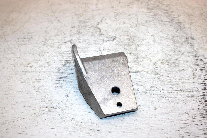 97 Yamaha Vmax Sx 700 Triple Oem Front Lower Mount Bracket 8CR-21417-00-00 SY10
