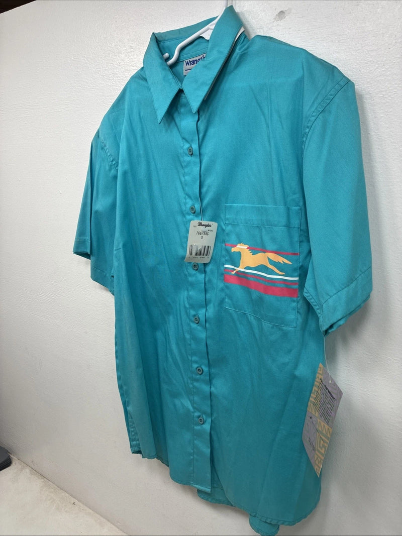 New Women’s Wrangler Blue Design Short Sleeve Button Up Size Small YY-59