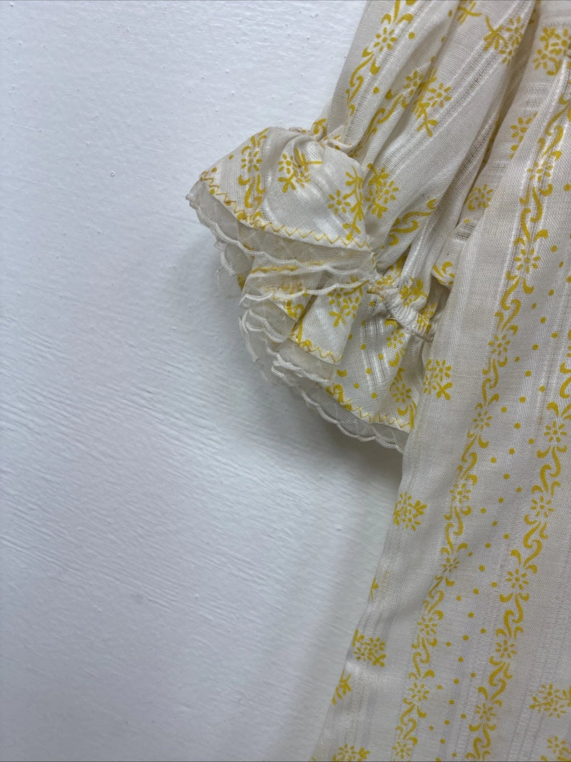 New Women’s White Yellow Design Short Sleeve Half Zip Size 40 TT-87