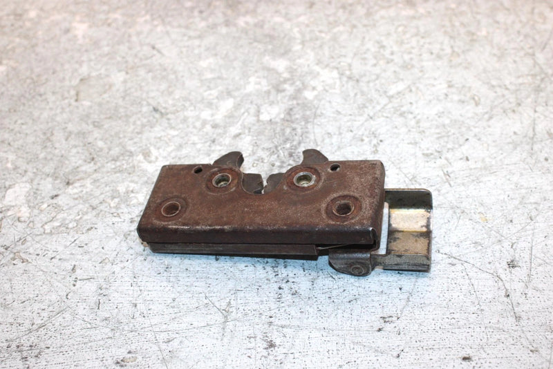 2006 Polaris Sportsman 500 Oem Passenger Seat Back Latch 7081325 AP186