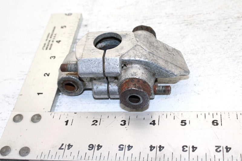 1996 Yamaha Vmax 600 Oem Right Suspension Bracket 84M-2377E-00-00 SY29