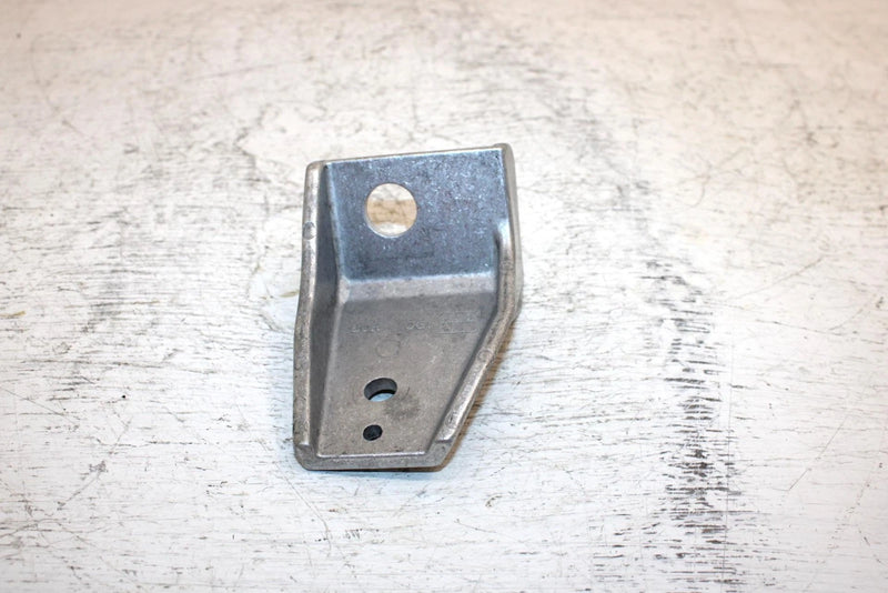 97 Yamaha Vmax Sx 700 Triple Oem Front Lower Mount Bracket 8CR-21417-00-00 SY10