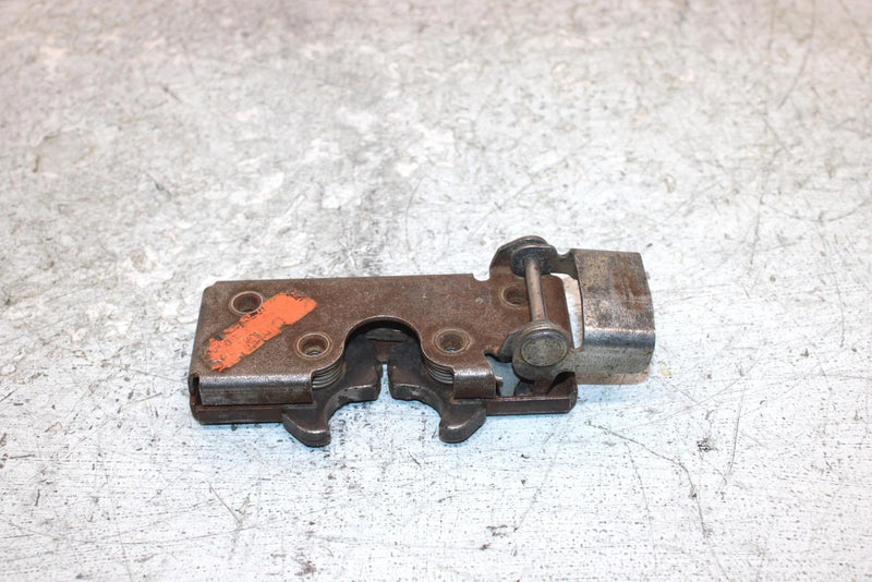 2006 Polaris Sportsman 500 Oem Passenger Seat Back Latch 7081325 AP186