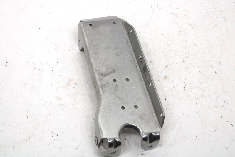 1987 Yamaha Srv Oem Right Steering Gate Bracket 8L8-23884-00-00 SY131