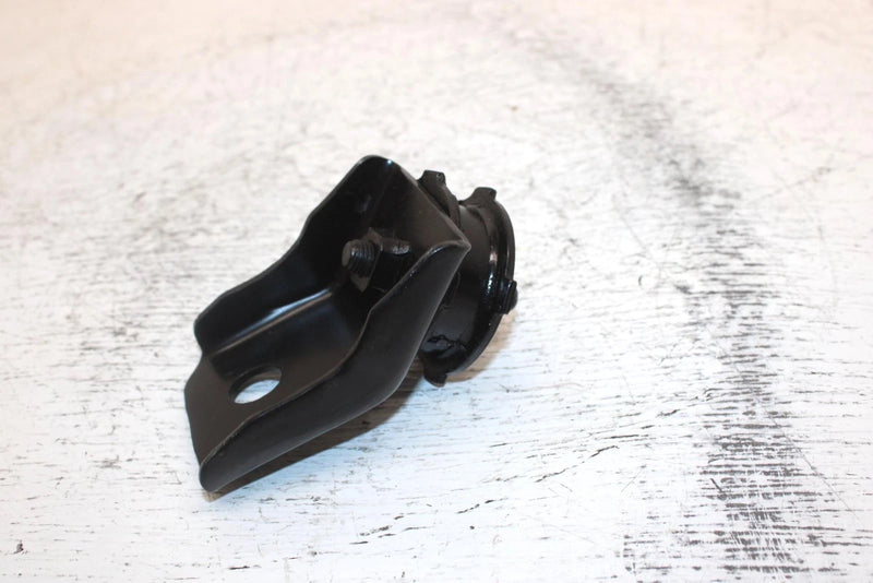 1995 Yamaha Vmax 600 Oem Front Lower Right Mount W/Dampner  8M6-21486-02-00 SY11