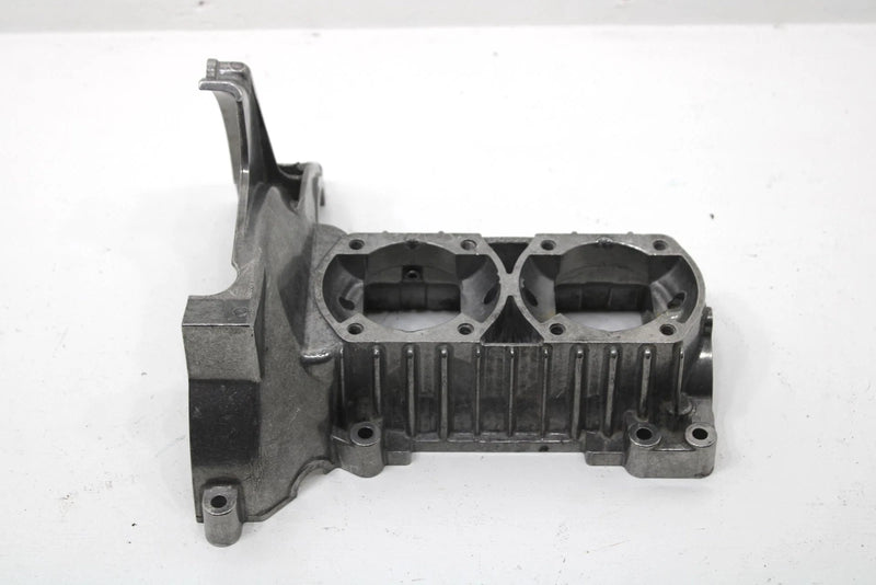 1989 Yamaha Ovation Deluxe Oem Upper Crank Case Half  8J9-15100-01-00 SY69