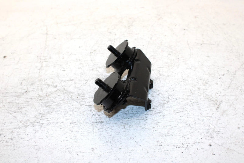 87 Yamaha Exciter 570 L/c Oem Rear Upper Motor Mount 82M-21425-00-00 SY18