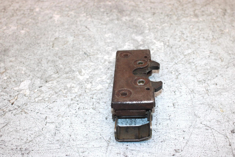2006 Polaris Sportsman 500 Oem Passenger Seat Back Latch 7081325 AP186