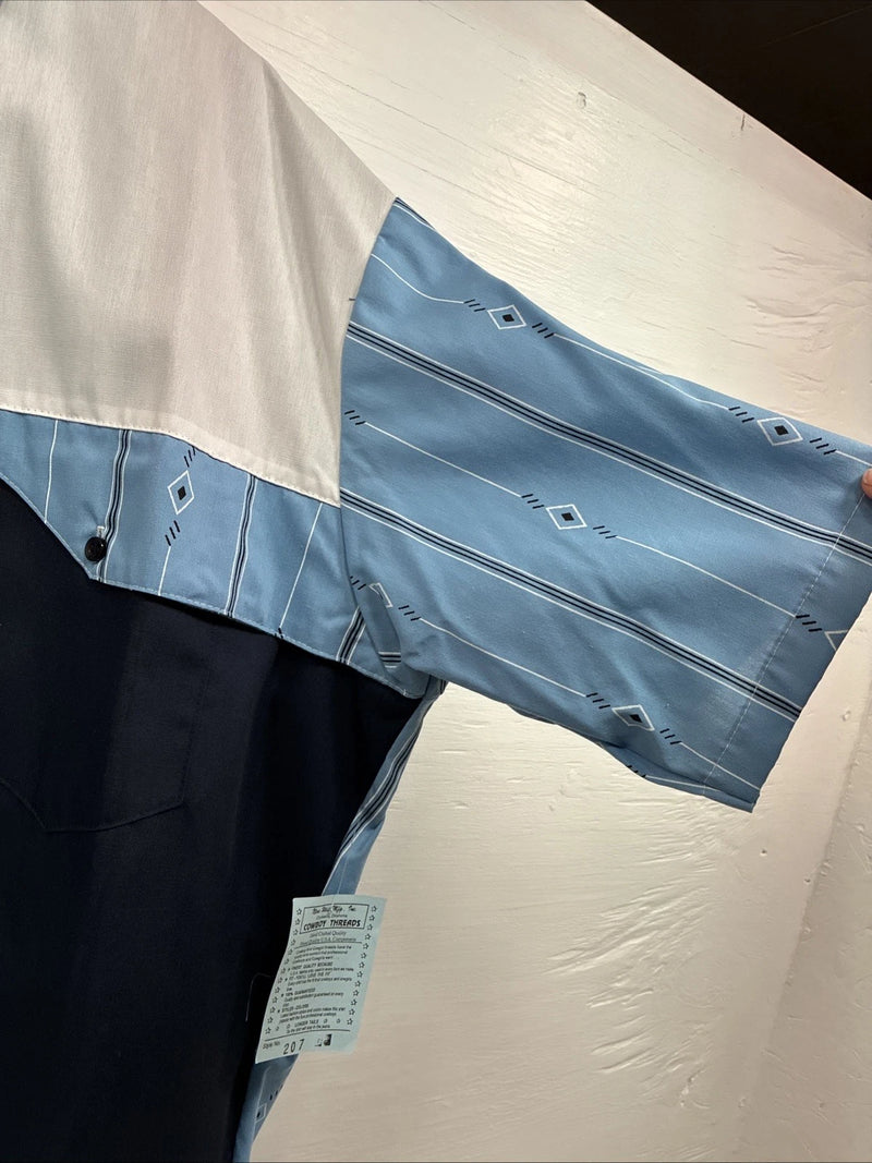 New Men’s Cowboy Threads Blue White design Short Sleeve Button Up Large Q-73