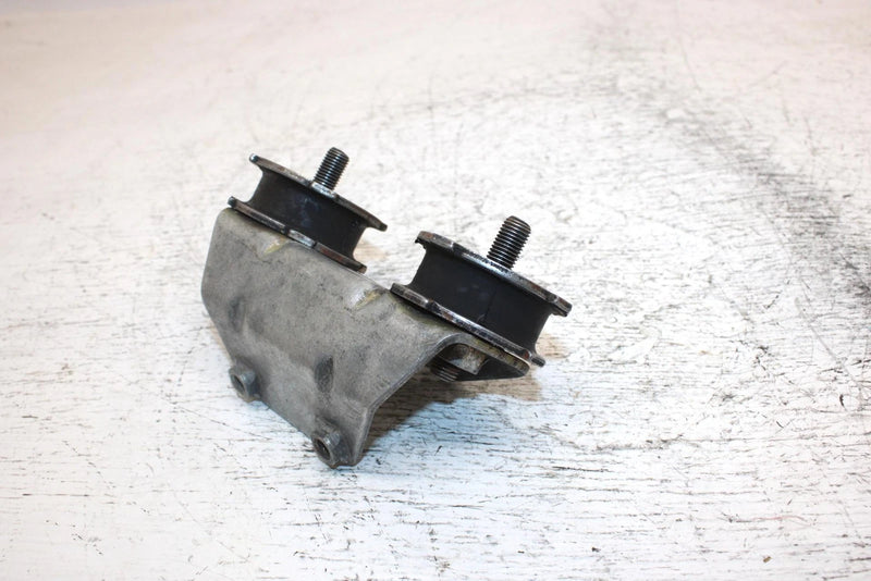 1995 Yamaha Vmax 600 Oem Rear Upper Motor Mount W/Bushings  82M-21425-00-00 SY11