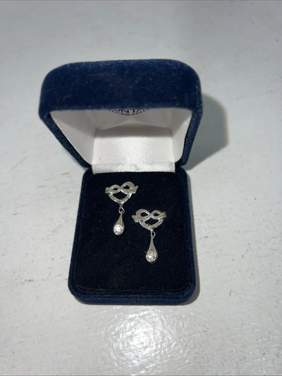 New Women’s Montana Silversmiths Silver Ribbon Heart With Dangle. ER60903 A-46