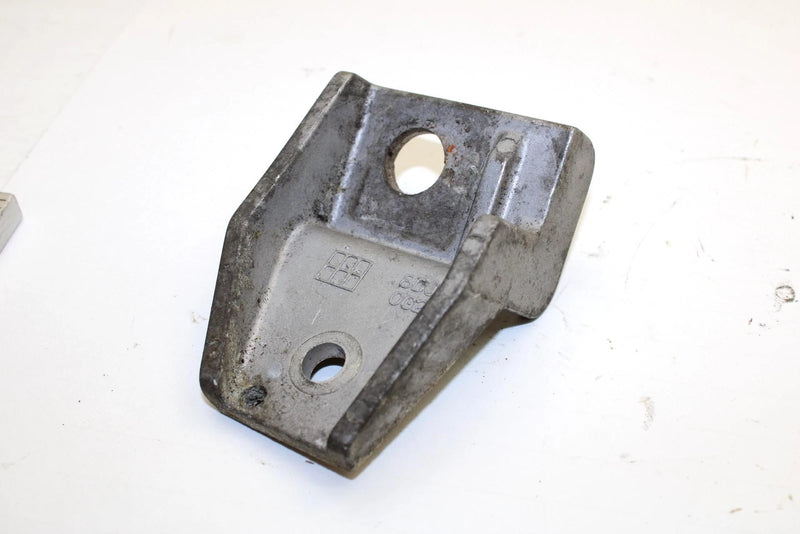 1999 Yamaha Phazer 500 Oem Front Lower Left Motor Mount 8DJ-21417-00-00 SY80