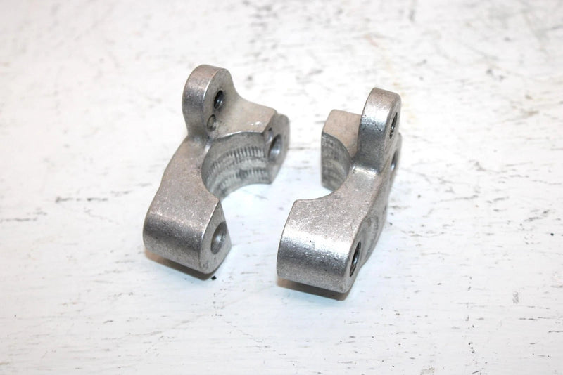 1985 Honda Atc 110a All Terrain Oem Upper Handlebar Clamp Set 53121-958-000 AH58