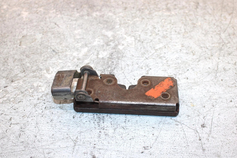 2006 Polaris Sportsman 500 Oem Passenger Seat Back Latch 7081325 AP186