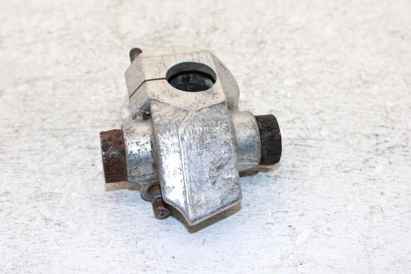 1996 Yamaha Vmax 600 Oem Right Suspension Bracket 84M-2377E-00-00 SY29