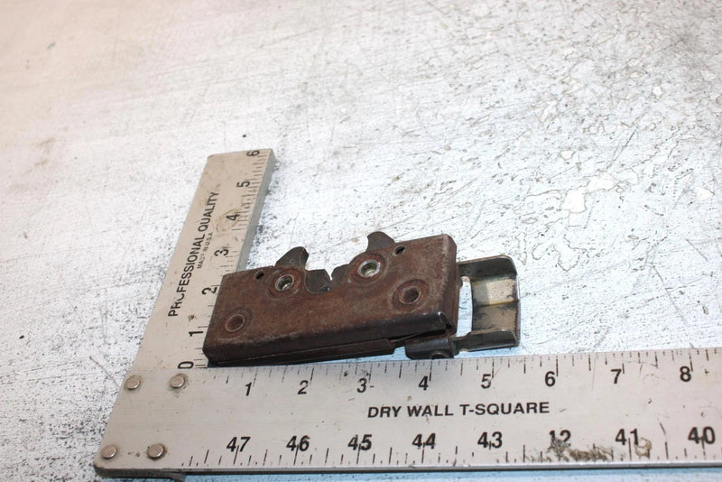2006 Polaris Sportsman 500 Oem Passenger Seat Back Latch 7081325 AP186