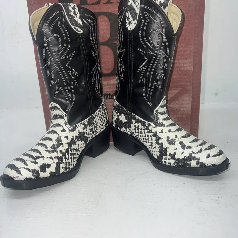 New Children’s Black And White Texas Brand Cowboy Boots. C104 10.5 10 1/2. 24-52