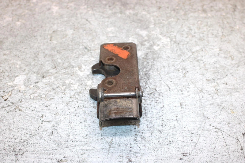 2006 Polaris Sportsman 500 Oem Passenger Seat Back Latch 7081325 AP186