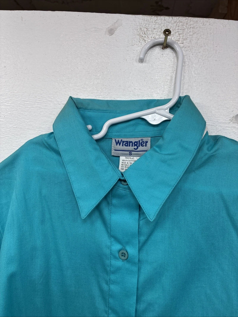 New Women’s Wrangler Blue Design Short Sleeve Button Up Size Small YY-59