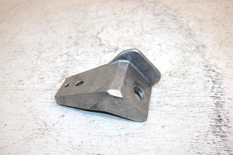 97 Yamaha Vmax Sx 700 Triple Oem Front Lower Mount Bracket 8CR-21417-00-00 SY10