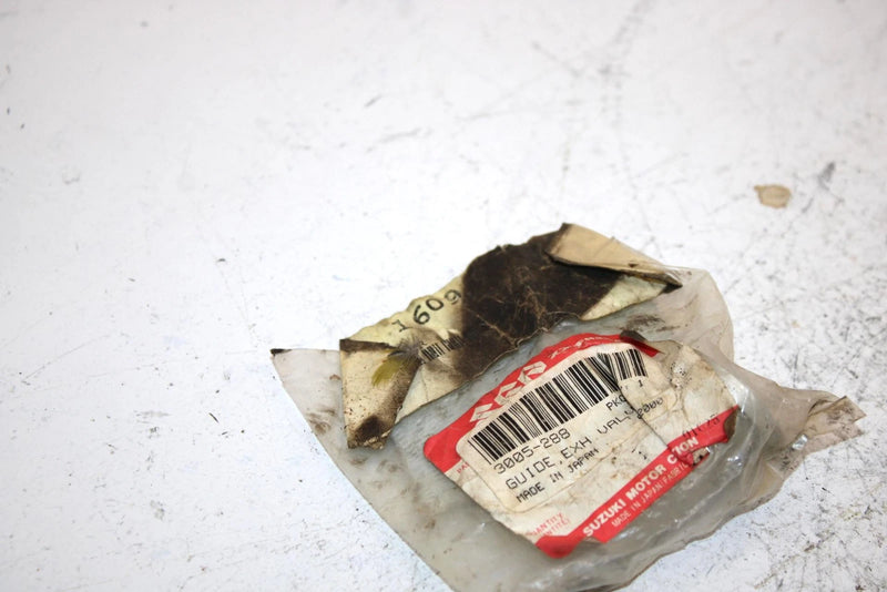 98 Arctic Cat Zr 440 Sno Pro Oem NOS Right Exhaust Valve Guide 3005-288 SAS7