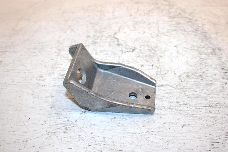 97 Yamaha Vmax Sx 700 Triple Oem Front Lower Mount Bracket 8CR-21417-00-00 SY10