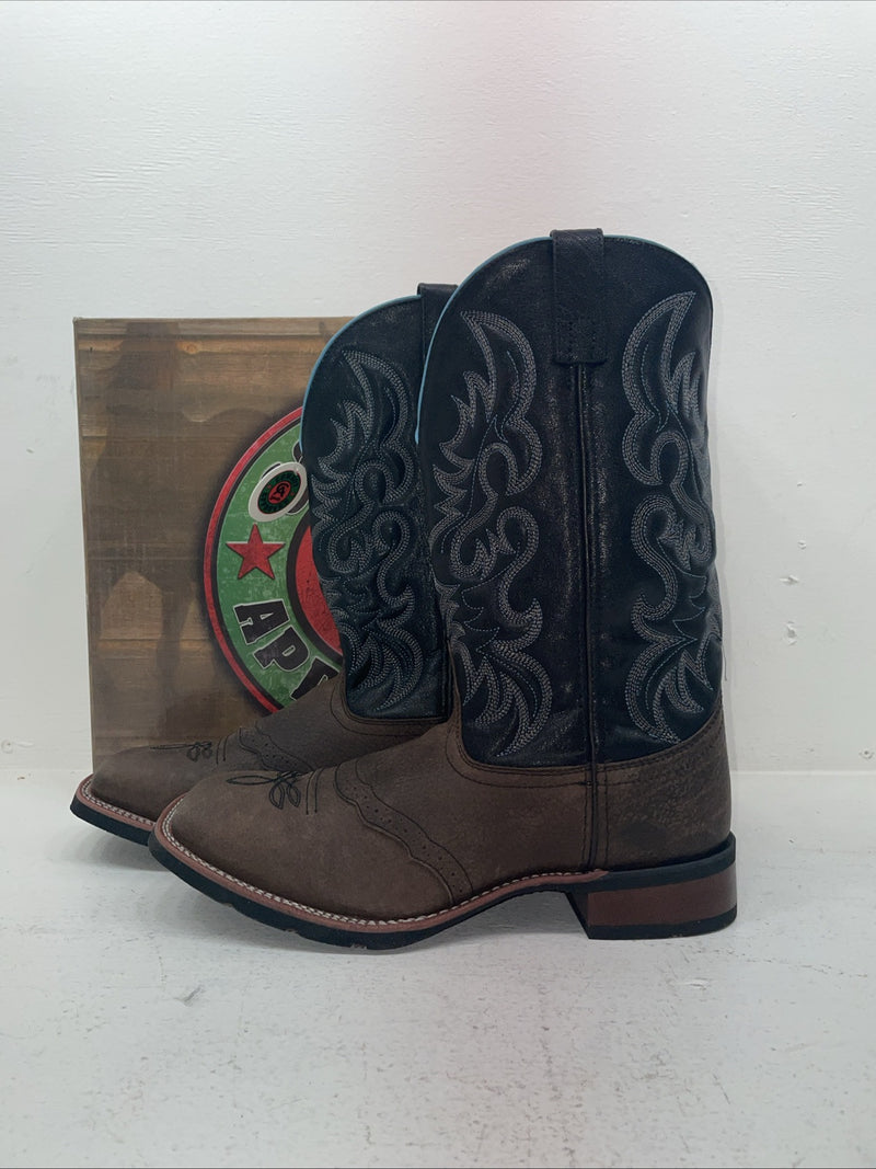 New Men’s Brown Laredo Cowboy Boots. 7820 10 E W. 6-74